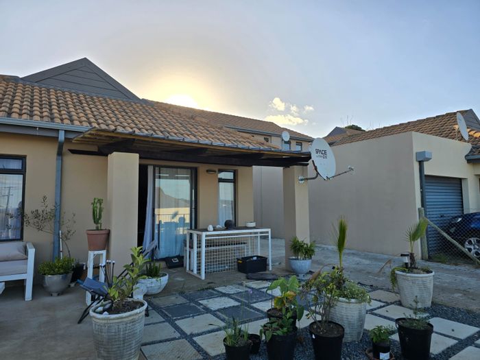 Kidds Beach Townhouse For Sale: 2 Bedrooms, yard, near the sea.