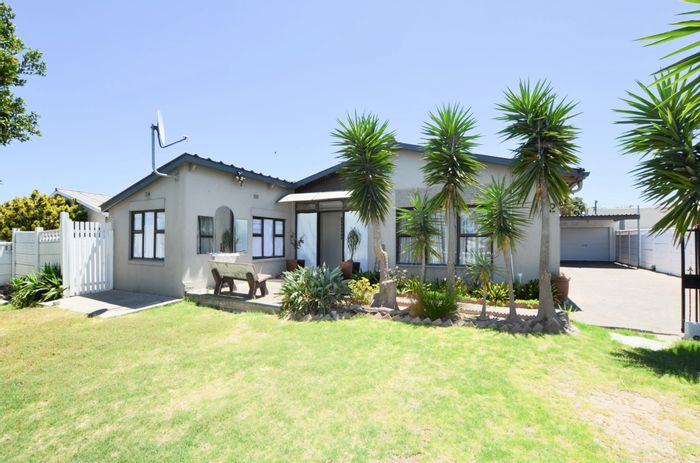 3-Bedroom House To Rent in Bothasig with shared garage and backyard flatlet.