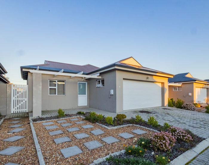 Windsor Park Estate House For Sale: 3 Bedrooms, security, outdoor braai area, double garage.