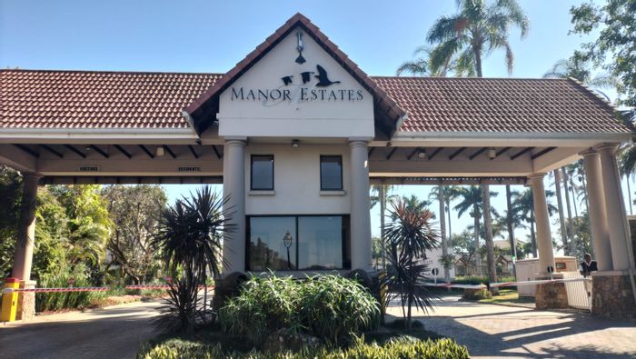 Ballito Central Apartment For Sale: 2 beds, en-suites, pool, clubhouse, parking.