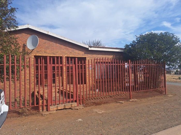 Flat To Rent in Victoria Park: Bachelor flat with kitchenette, private bathroom, carport.