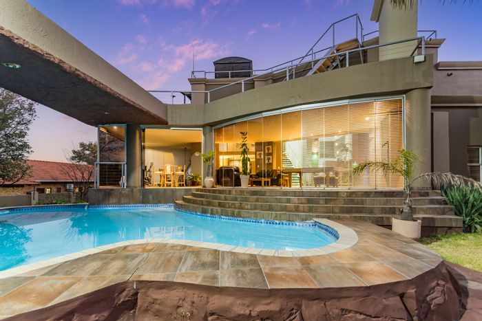 For Sale: Spacious 5-Bedroom House in Noordheuwel with Rooftop Terrace and Pool.