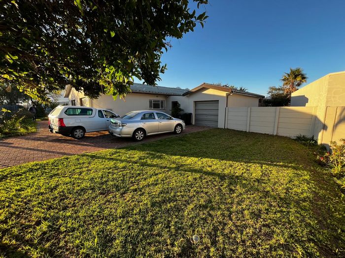 For Sale: House in Langerug with pool, garden, and office space.