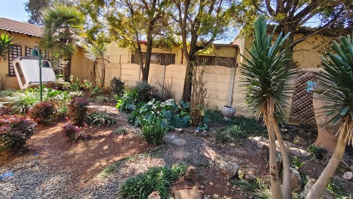 Dersley House For Sale: 4 beds, 3 baths, pool, secure parking for 6 cars.
