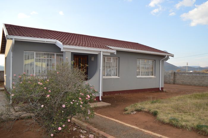 For Sale: House in Queensview Park with garden, flatlet, and ample parking.