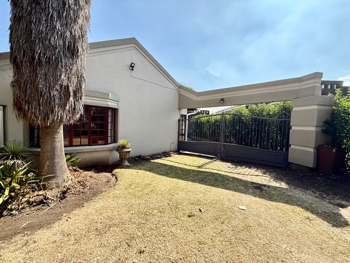 Spacious 6-bedroom house with flat, garage, and garden services in Secunda Central.