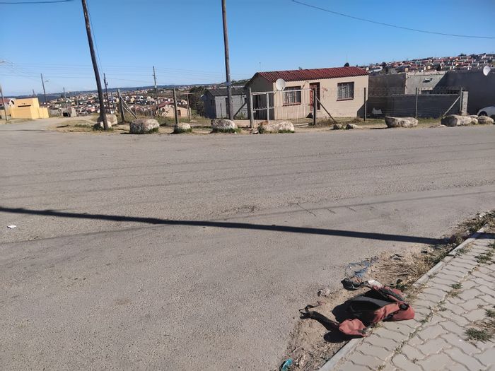 House for Sale in Mdantsane Nu 14: Two bedrooms, spacious yard, close to amenities.