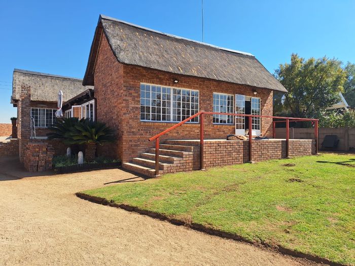 For Sale: House in Vaal Marina Central with 3 bedrooms, parking, and security features.
