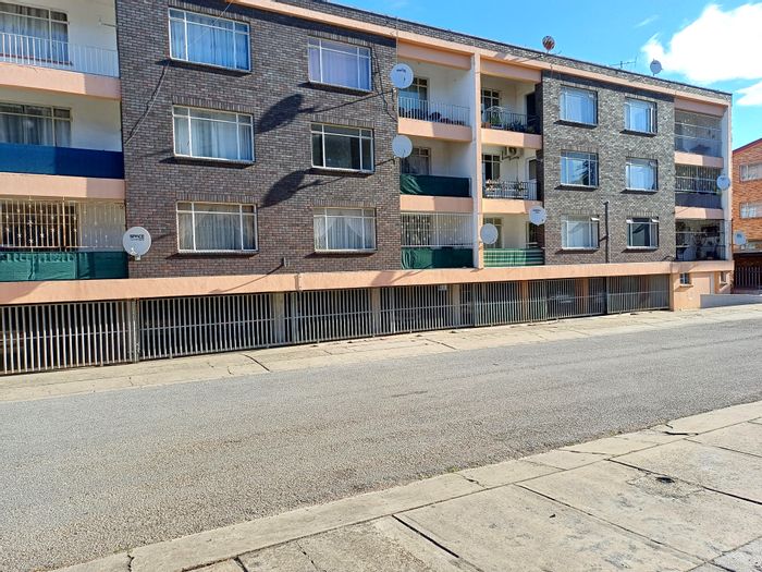 College Hill Apartment For Sale: 2 Bedrooms, balcony, secure parking, close to town.