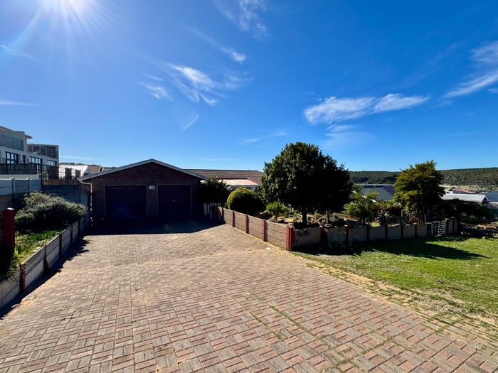 For Sale: House in Stilbaai Wes - 2 Beds, 2 Baths, Double Garage, Water Tanks.