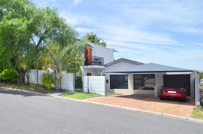 Spacious 5-bedroom house with separate flat for sale in Protea Heights.