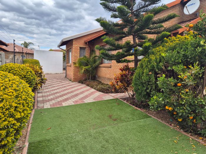 Ivy Park House For Sale: 3 bedrooms, 2 baths, garages, and water backup.