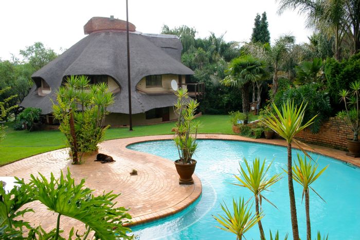 Rietfontein Sh Small Holding For Sale: 4-bed home, pool, horse riding area.