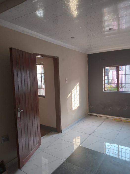 Cottage To Rent in Rosettenville: 1 bedroom, secure parking, close to amenities.