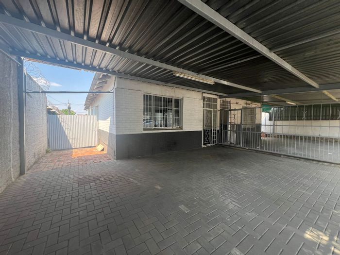 Cottage To Rent in Rosettenville: 1 Bedroom, secure balcony, parking, close to transport.