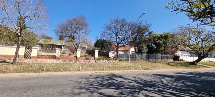 Waterkloof Glen House For Sale: 2728m² land, approved for 32 sectional title units.
