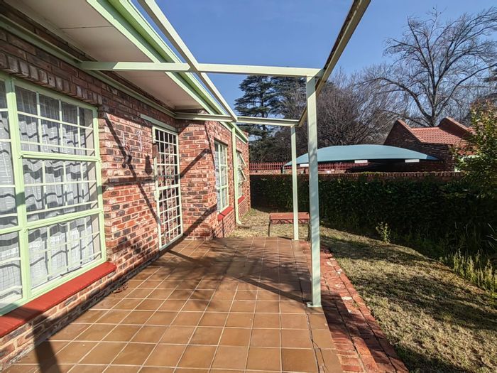 Townhouse for Sale in Parys Central: 2 beds, garage, patio, courtyard.