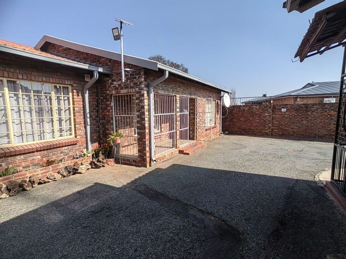 Townhouse for Sale in Parys Central: 2 Bedrooms, garage, water tank included.