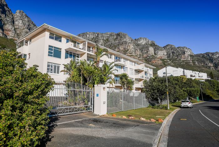 Camps Bay Apartment To Rent: 2 bedrooms, ocean views, secure parking, close to promenade.