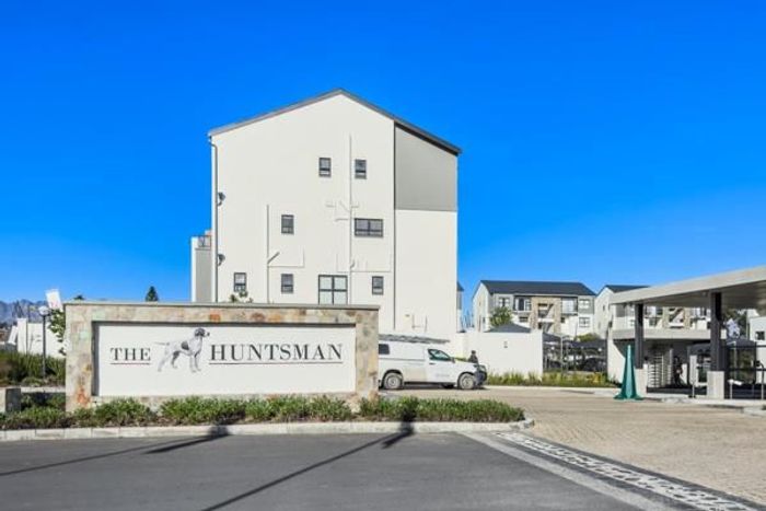 The Huntsman Apartment To Rent: 2-bed, balcony, fitness centre, pool, pet-friendly.