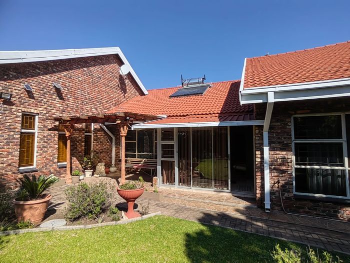 Townhouse for Sale in Parys Central: 2 Bedrooms, secure complex, private garden, garage.
