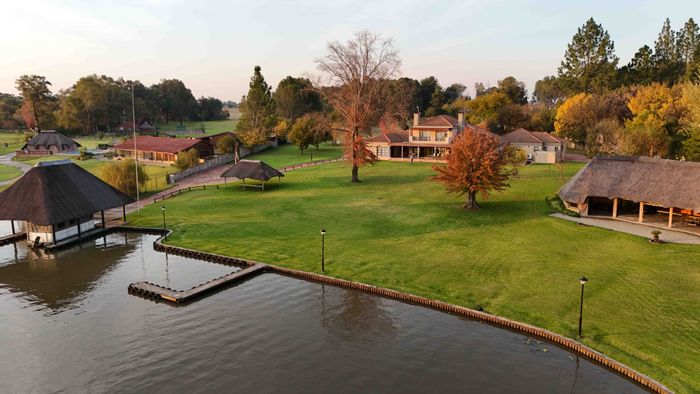 Ardenwold SH Small Holding For Sale: River access, four en-suites, ample parking.