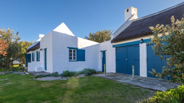 For Sale: House in Struisbaai Central with 6 bedrooms, beach access, and entertainment areas.