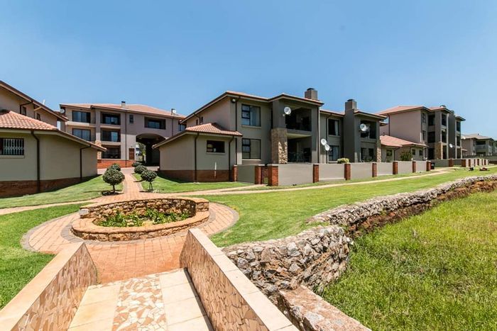 To Rent: 3-Bedroom Townhouse in Noordheuwel with private garden and garage.