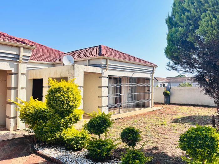 For Sale: House in Eltivillas with pool, home office, and double garage.