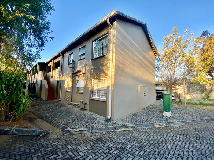 Geelhoutpark Apartment For Sale: 2 Bedrooms, security gate, weekly cleaning service.