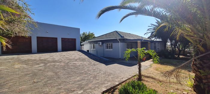 3-Bedroom House To Rent in Clarens Park with pool, double garage, and entertainment area.