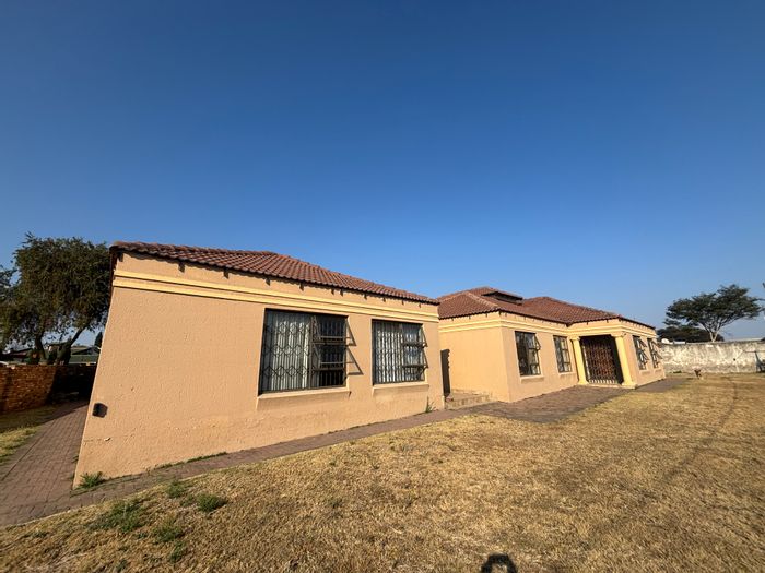 Die Heuwel Ext 4 House For Sale: 4 beds, 3 living areas, 4 garages.