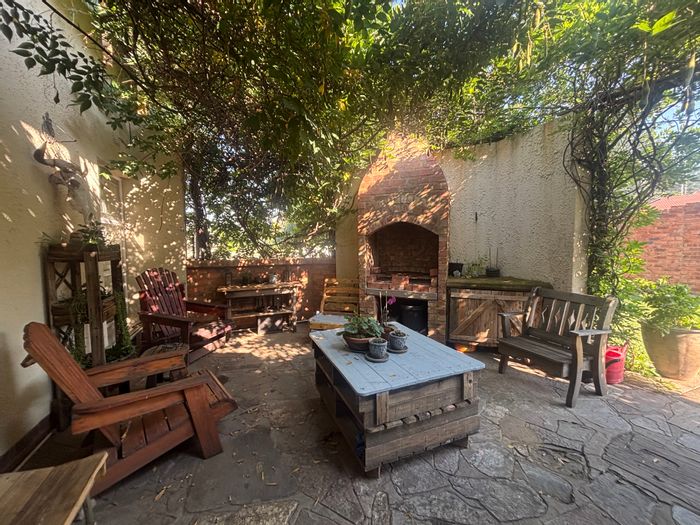 Reyno Ridge House For Sale: 3 Bedrooms, patio, garage, and spacious kitchen.