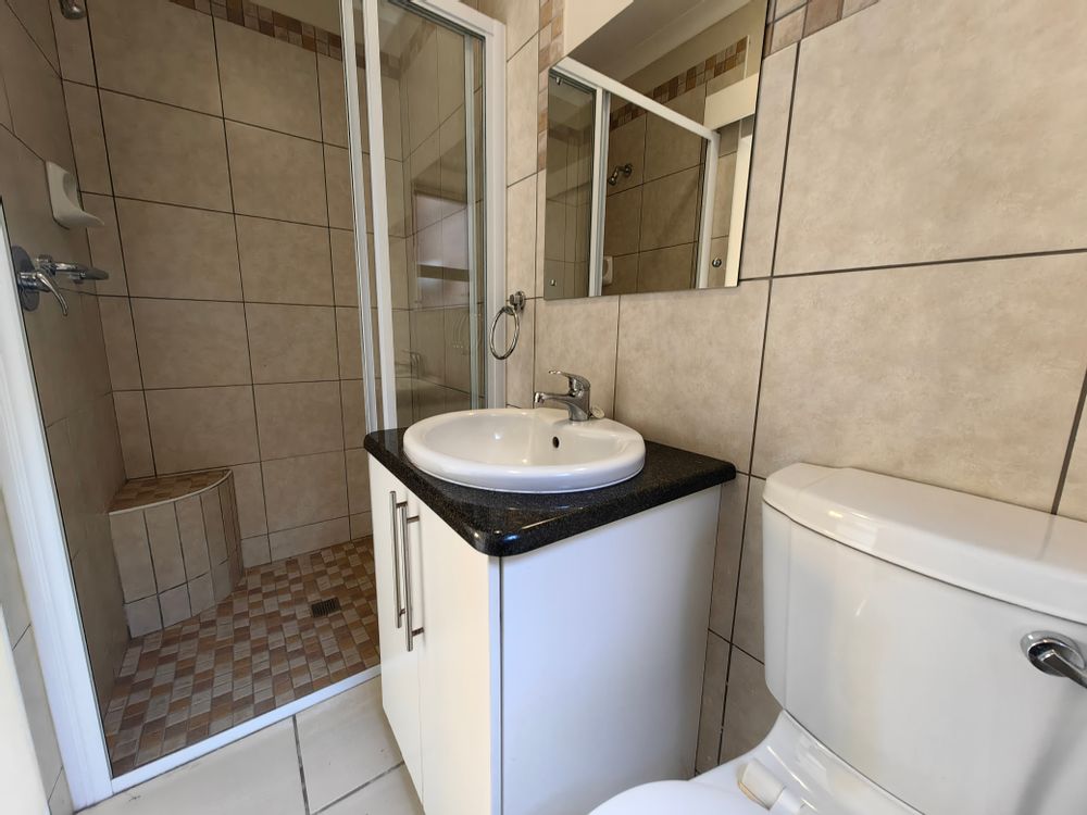 En-suite shower, toilet, basin in main bedroom