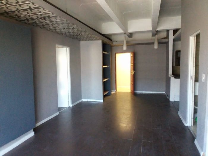 Braamfontein Apartment For Sale: 2.5 beds, near universities and transport options.