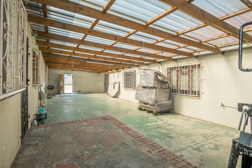 Back courtyard leads to seperate entrance