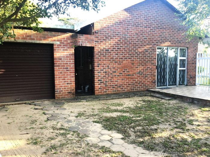 1-Bedroom Cottage in Veld En Vlei To Rent with Garage, Private Yard, and Security.