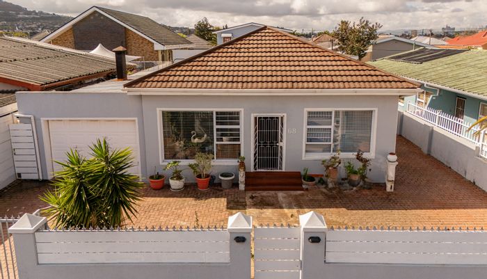 Churchill Estate House For Sale: 6 bedrooms, dual living, parking, close to schools.