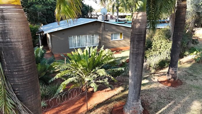 For Sale: House in Louis Trichardt Central with 4 beds, flats, and borehole.