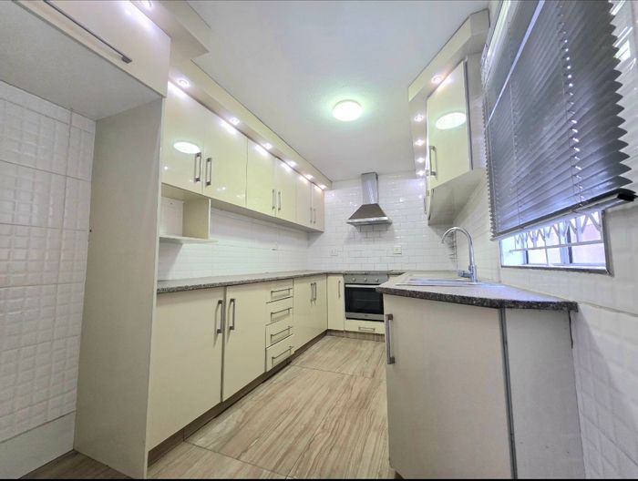 For Sale: House in Orient Hills with 3 bedrooms, courtyard, and fenced yard.