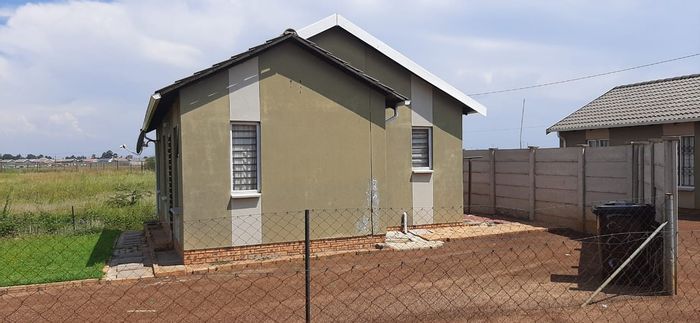 3-Bedroom House in Savanna City For Sale with Income Potential and Expansion Space.