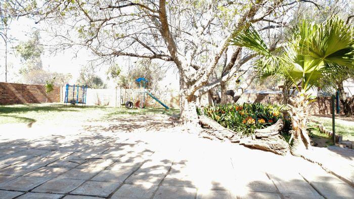 Versatile 8.5ha smallholding in Bultfontein AH with multiple houses and workshops. For Sale.