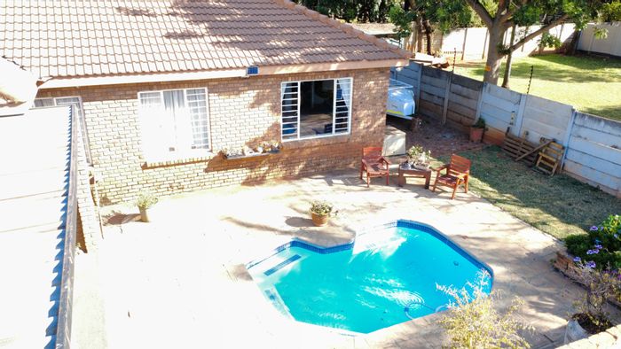For Sale: House in Pretoria North with 4 bedrooms, splash pool, and security features.