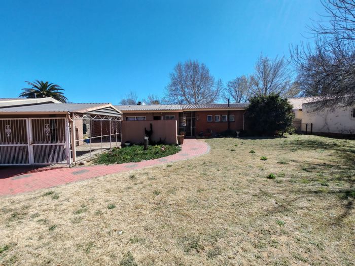 House for Sale in Sasolburg Ext 5: 3 Bedrooms, Spacious Yard, Extra Rooms.