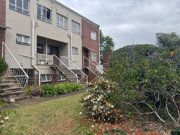 Flat To Rent in Clarendon: 1 bed, air conditioning, fireplace, communal garden access.