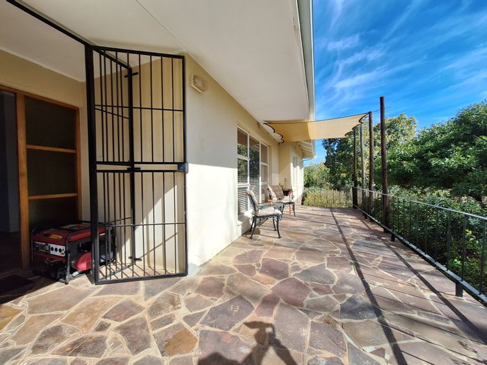 Barrydale Central House For Sale: 3 bedrooms, study, laundry, spacious land.