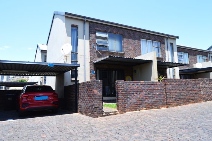 To Rent: Noordheuwel Townhouse with 2 bedrooms, private garden, and parking.
