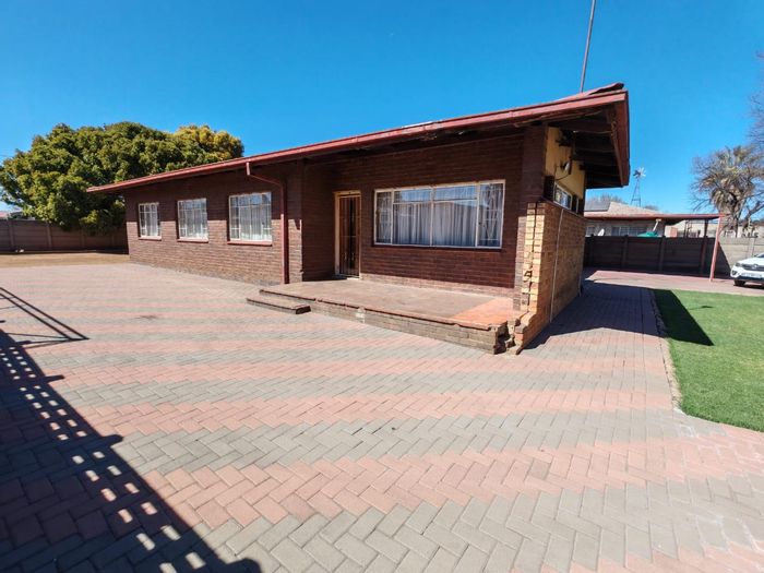 For Sale: House in Vanderbijlpark Cw 5 with 3 bedrooms, garage, and outside room.