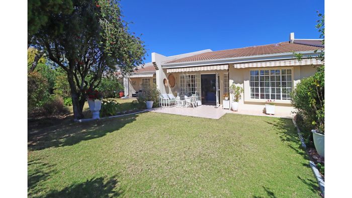 Magaliessig Townhouse For Sale: 2 Bedrooms, Study Nook, Double Garage, Estate Amenities.
