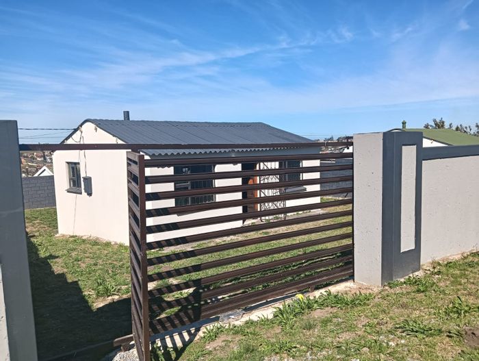 For Sale: 2-Bedroom House in Mdantsane Nu 3, near amenities and secure yard.
